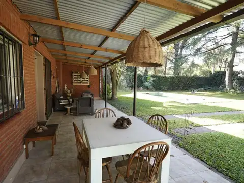 Casa 4 ambientes con 2 baños