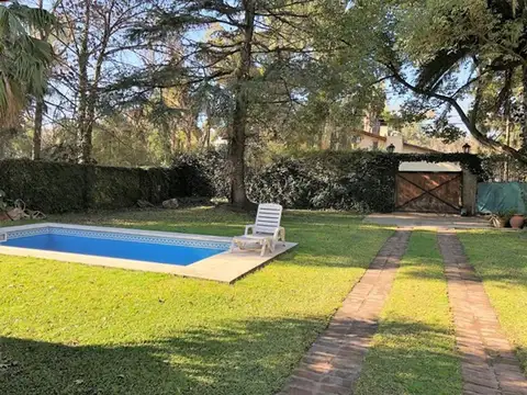 Casa en Venta con 3 cocheras