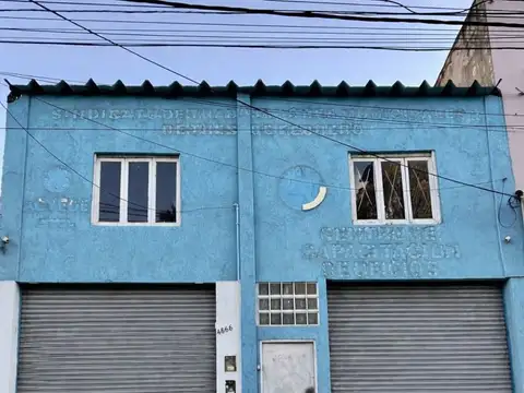 Local / Galpón en Caseros Centro a 1 cuadra estación de tren! Excelente ubicación