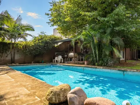 Venta casa en yerba buena- 4 dorm- 3 baños- pileta