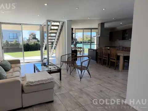 Casa en Alquiler con 3 cocheras