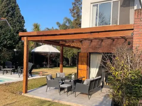 Casa en Alquiler con 2 cocheras