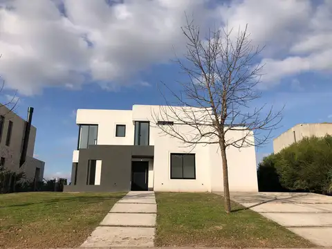 Casa en Venta en El Cantón - Barrio Golf, USD 420.000