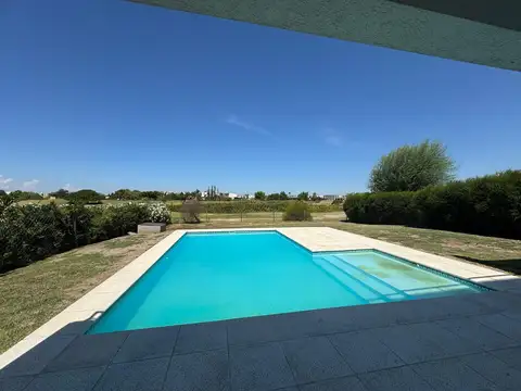 Venta de casa en dos plantas con pileta en Canton Golf