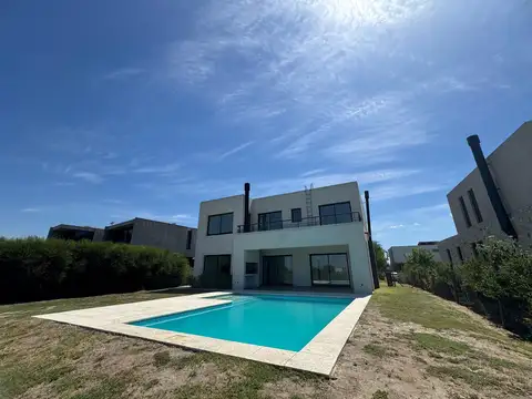 Casa 7 ambientes con 4 baños