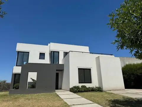 Venta de casa en dos plantas con pileta en Canton Golf