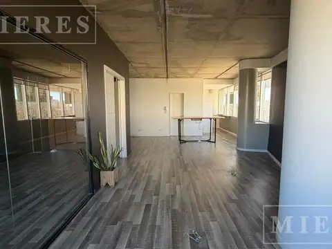 Oficina en alquiler con cartel en el Edificio Puerta Norte, Nordelta