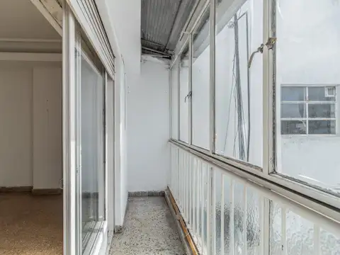 Departamento tres ambientes al frente con balcón