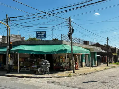 NUEVO VALOR - Importante esquina en Venta con 5 locales y posibilidad de edificar en Planta Alta