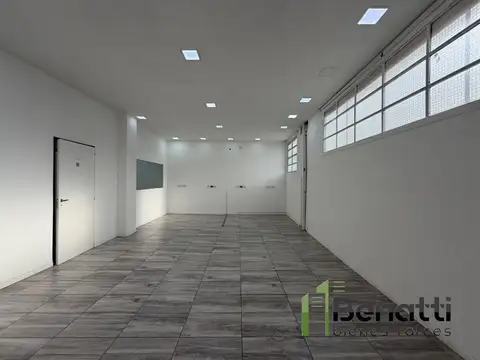 Galpón en 2 plantas de 120m2 en alquiler con oficinas