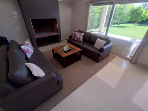 CASA EN VENTA APTA CRÉDITO EN BARRIO CERRADO LOS TRONCOS - BERAZATEGUI.
