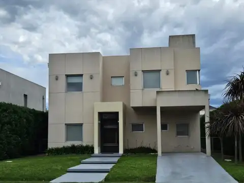 CASA EN VENTA APTA CRÉDITO EN BARRIO CERRADO LOS TRONCOS - BERAZATEGUI.