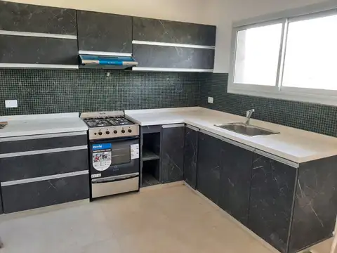 Casa 4 ambientes con 2 baños