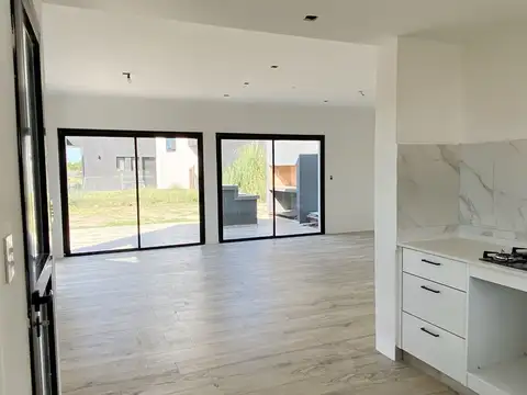 Casa 4 ambientes con 2 baños
