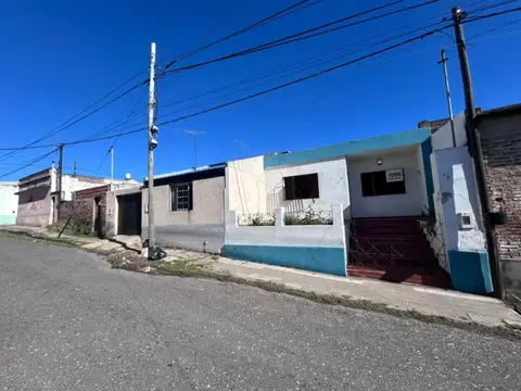 VENTA | Oportunidad | Conjunto de 2 casas + lote! 1.º de Mayo 218, entre Junín y Vélez Sarsfiel...