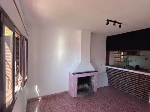 VENTA | Oportunidad | Conjunto de 2 casas + lote! 1.º de Mayo 218, entre Junín y Vélez Sarsfiel...