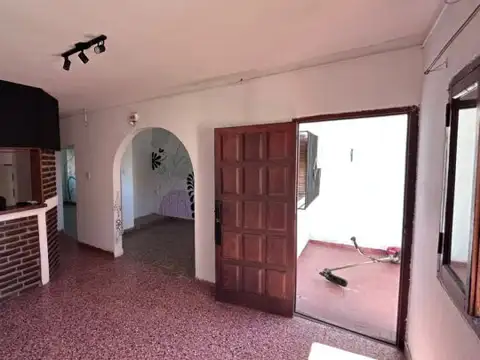 Casa 6 ambientes con 2 baños