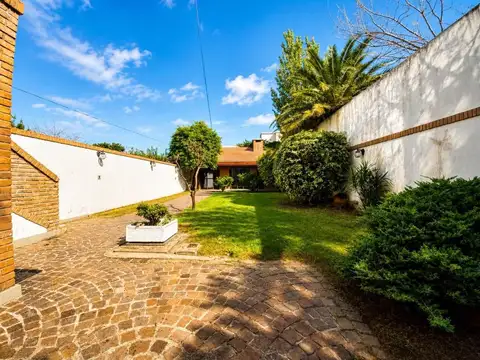 Casa en Alquiler con 3 cocheras