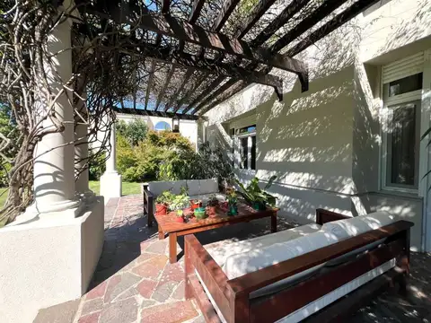 Casa 10 ambientes con 4 baños