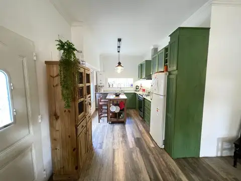 Casa 6 ambientes con 2 baños