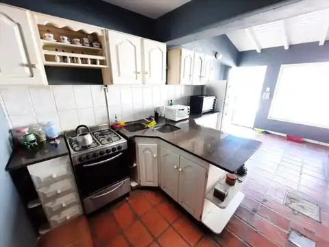 Casa 4 ambientes con 2 baños