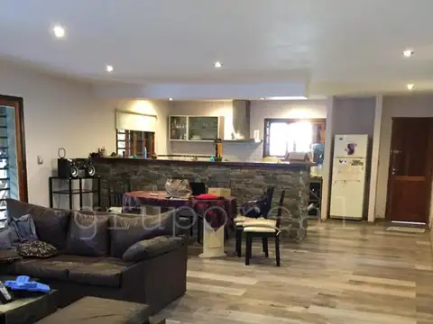 Casa en Venta con 3 cocheras