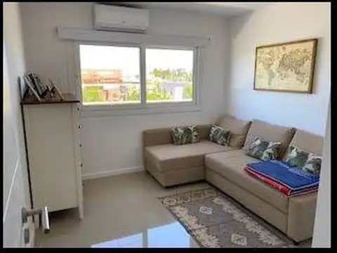 Casa en Alquiler con 2 cocheras