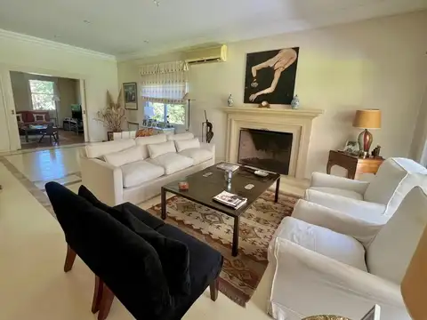 Casa 8 ambientes con 4 baños