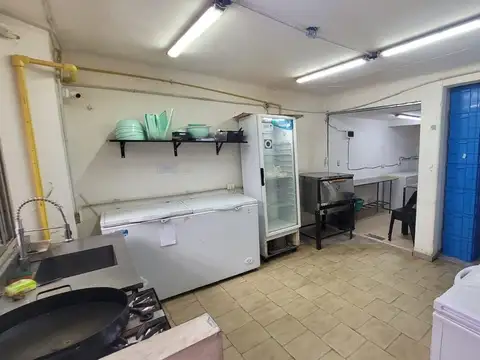 Casa 8 ambientes con 2 baños