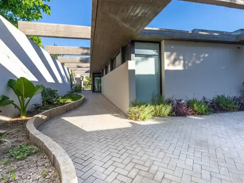 CASA EN VENTA GONNET 3 DORMITORIOS ENTRE CAMINOS