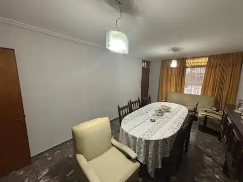 Casa 6 ambientes con 2 baños