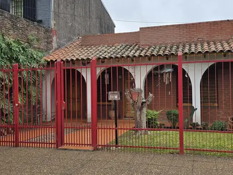 Casa 3 ambientes terreno de 370 m2 a media Cuadra Plaz