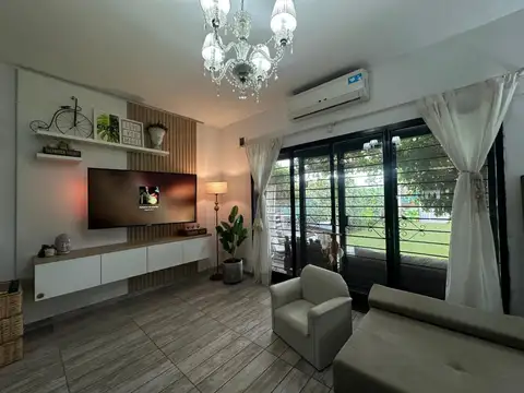 Venta - Casa de dos dormitorios con jardín y pileta en La Carolina