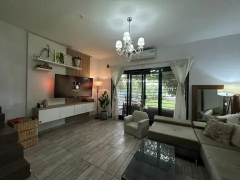 Venta - Casa de dos dormitorios con jardín y pileta en La Carolina