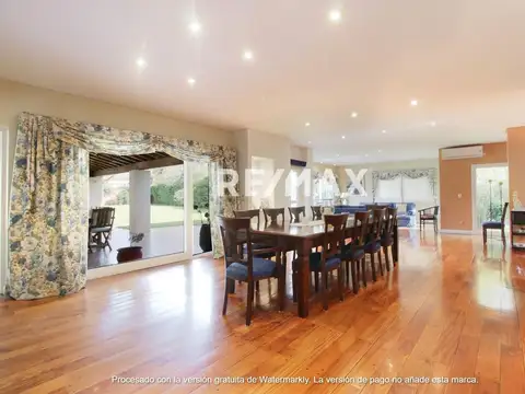 Casa 8 ambientes con 5 baños