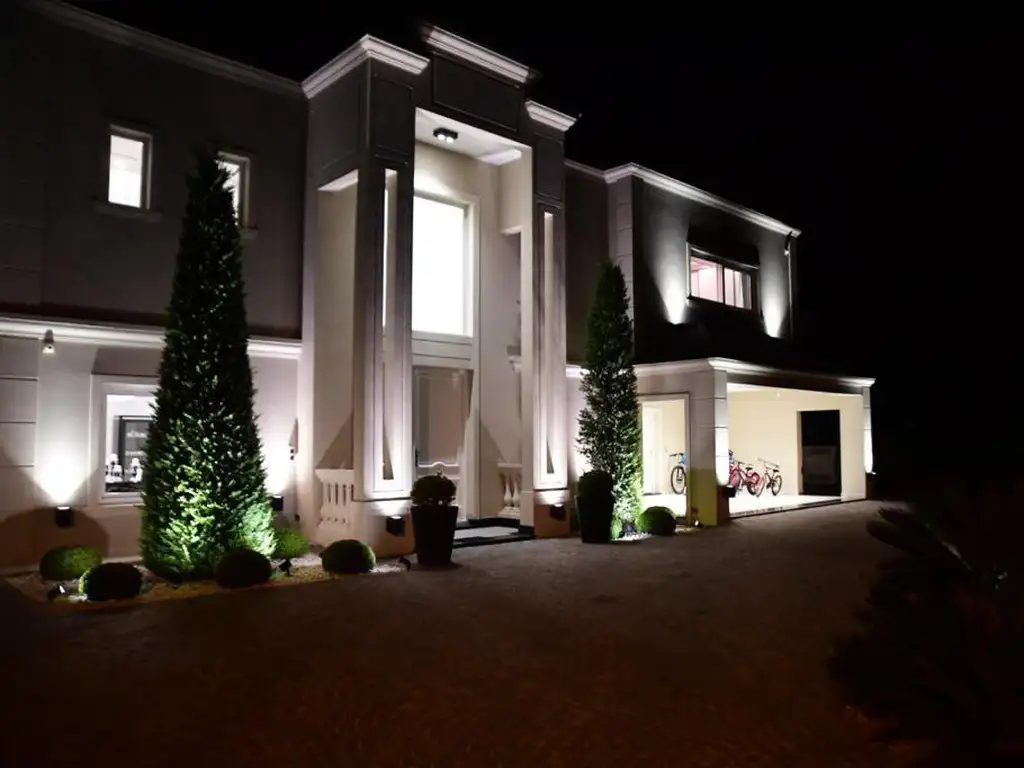 Casa  en venta en El Nacional  Country  Club General Rodriguez - 5 dormitorios con cochera