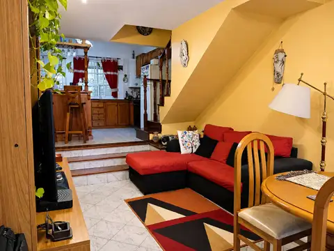 Depto Tipo Casa 5 ambientes con 2 baños