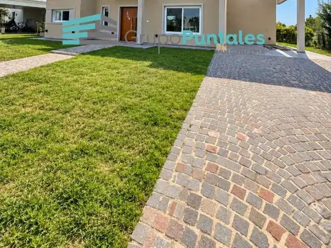 Casa  a estrenar en Barrio Santa Ines en una planta con fondo a espacio verde y pileta