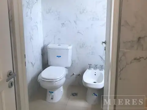 Casa en Alquiler con 2 cocheras