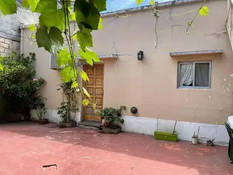 Casa en Venta Multifamiliar - 5 Ambientes con cochera y patio en Tigre/ Tigre Centro