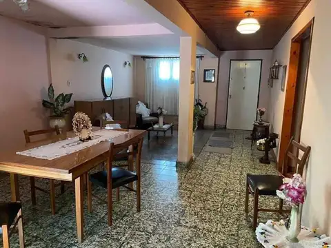 Casa en Venta Multifamiliar - 5 Ambientes con cochera y patio en Tigre/ Tigre Centro