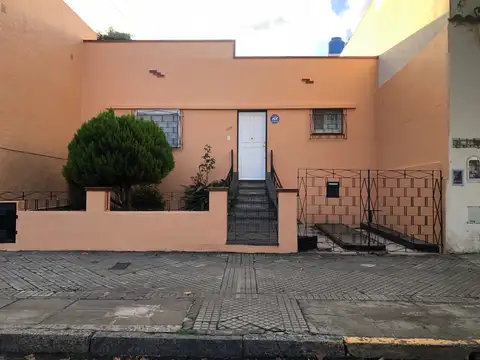 Casa en Venta Multifamiliar - 5 Ambientes con cochera y patio en Tigre/ Tigre Centro