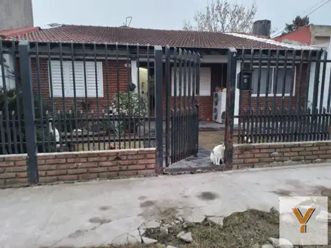 Casa en venta - 4 Dormitorios 4 Baños - 400mts2 - Ezeiza
