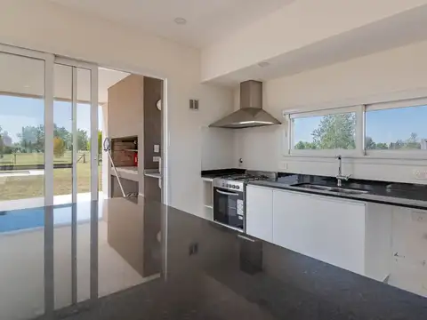 Casa 4 ambientes con 2 baños