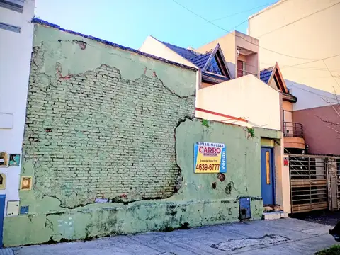 Lote de 8.66 x 14.08. C/Demolición.