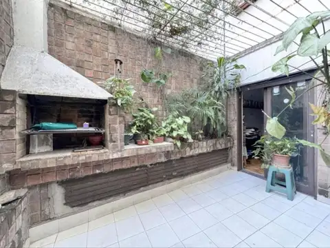 VENTA depto. 4 ambientes con dep./escr. y cochera