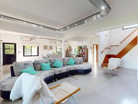 Casa 8 ambientes con 5 baños