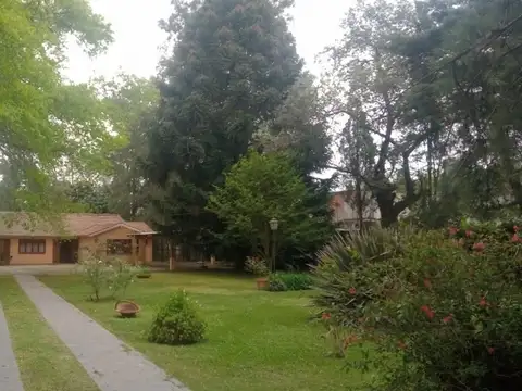 ORR. Venta de excelente casa quinta con piletas.