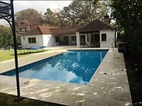  Excelente casa hecha a nuevo en inmejorable ubicación dentro del San Carlos C.C.