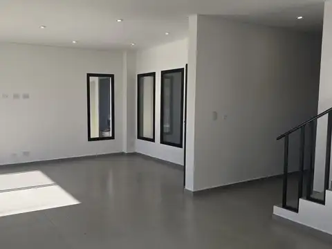 Casa en Alquiler con 2 cocheras